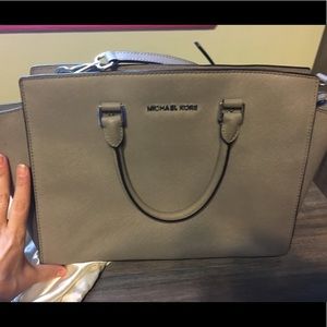 Grey Michael Kors shoulder bag.